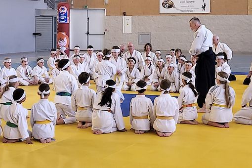 Cours avec jeunes dans dojo